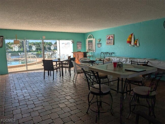 Photo - 4940 Vincennes St Unit 204