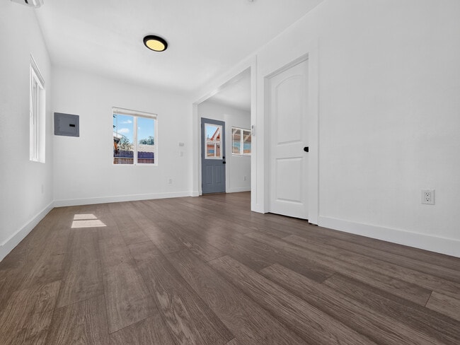 Photo - 9524 Mayne St