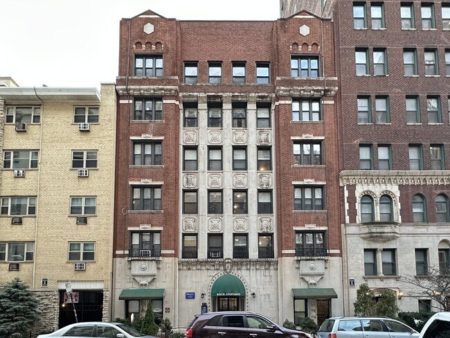 Building Photo - 533 W Roscoe St