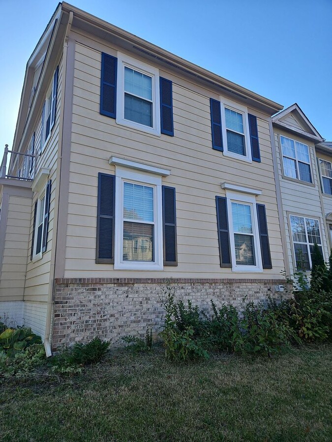 Gorgeous 4 Bed 3.5 Bath End-Unit Townhome ... - Gorgeous 4 Bed 3.5 Bath End-Unit Townhome ...