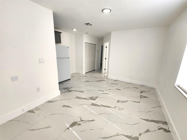 Building Photo - 2466 Lincoln St Unit 3