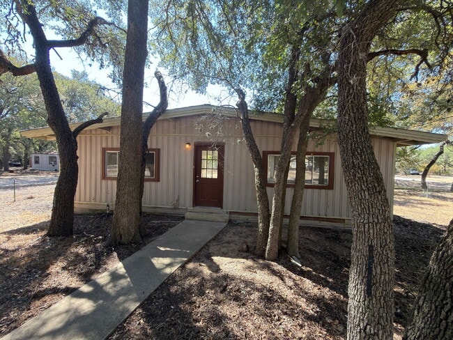 2 bed 1 bath. Vinyl plank throughout. Yard... - 2 bed 1 bath. Vinyl plank throughout. Yard...