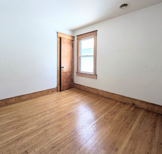 Photo - 47 Bridgeman St Unit Upper