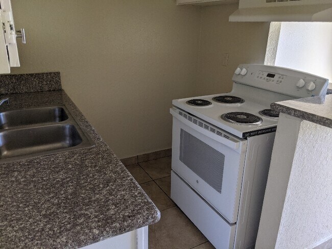 Photo - 144 W 42nd St