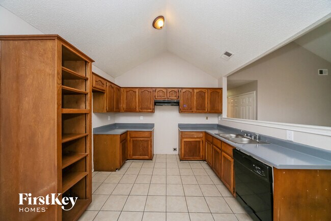 Photo - 5566 Ross Rd