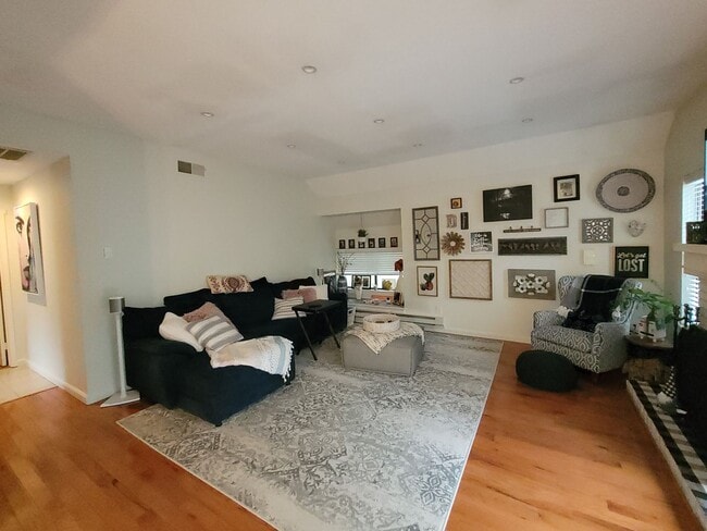 Building Photo - Lovely End Unit Located in Highly Sought A... Rental