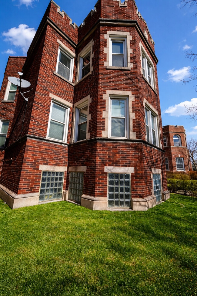 Building Photo - 1740 W Garfield Blvd Unit 1