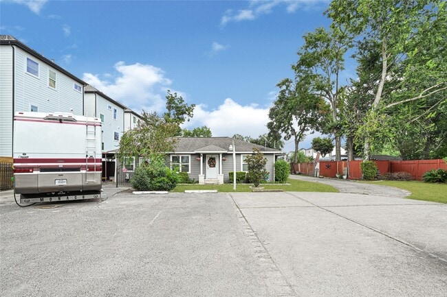 Building Photo - 2302 Hoskins Dr