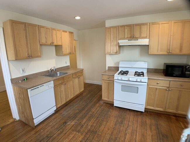 Building Photo - 65 Pleasant St Unit 64-1 Rental