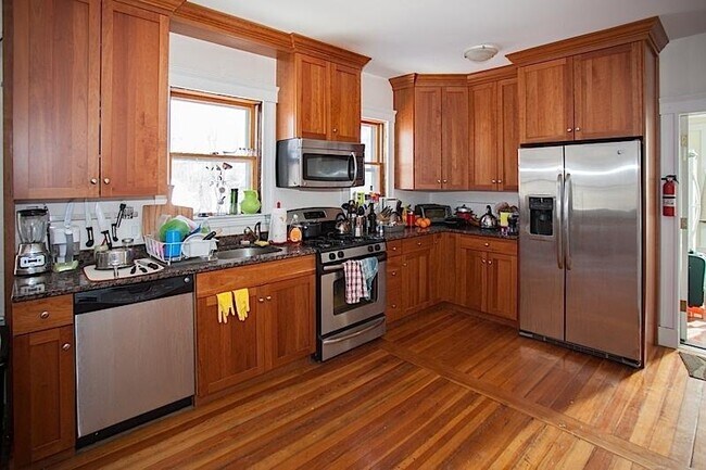 32 Hawthorne St Unit 2