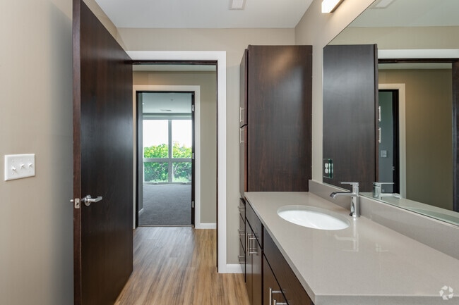 2 BR, 2 BA - 940 SF