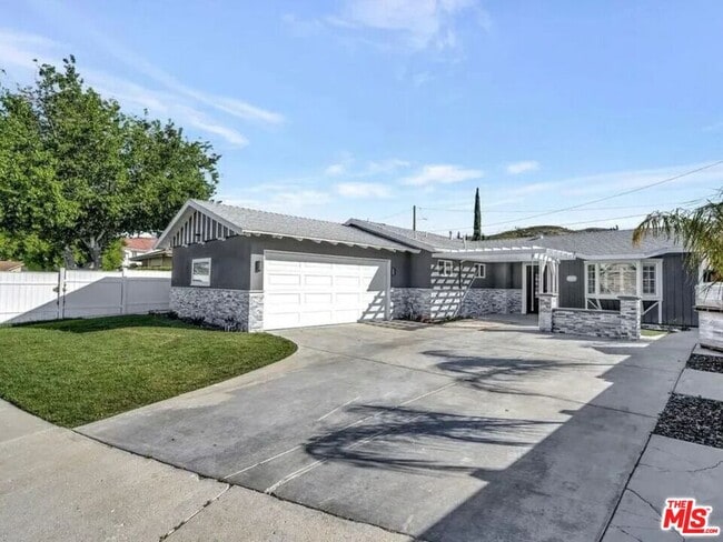 Photo - 28040 Ermine Pl