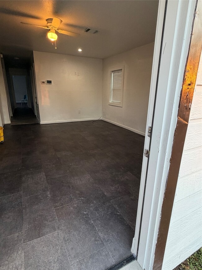 Photo - 8308 Lenore St