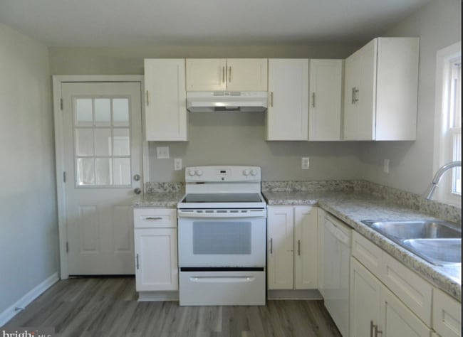 Photo - 719 E Division St