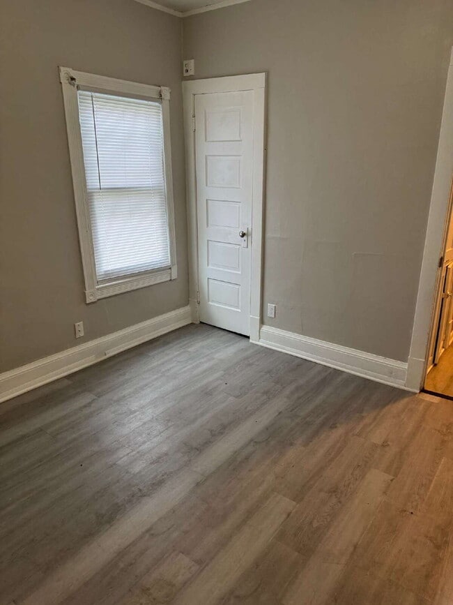 Building Photo - "Milwaukee Duplex: 3 Bedroom 1 Full Bath Lower Unit Lower