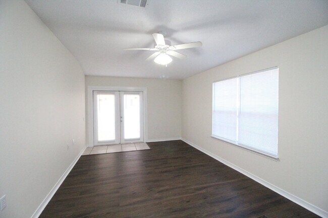 Northeast Pensacola 2BR, 2BA End-Unit Townhome Near Davis Hwy & UWF with Stainless Appliances, Fe...