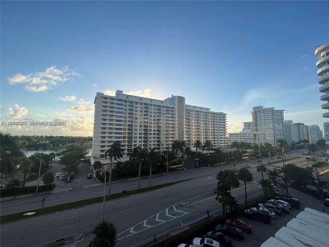Photo - 5555 Collins Ave Unidad 7T