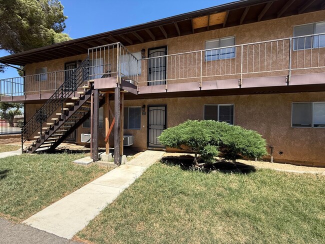 Building Photo - Palmdale Apartment 2 bedroom Unit 22