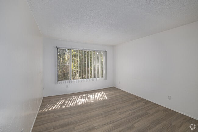2BR, 2BA - 850SF - Living Room