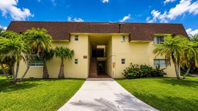 Building Photo - 13710 SW 90th Ave Unit 4