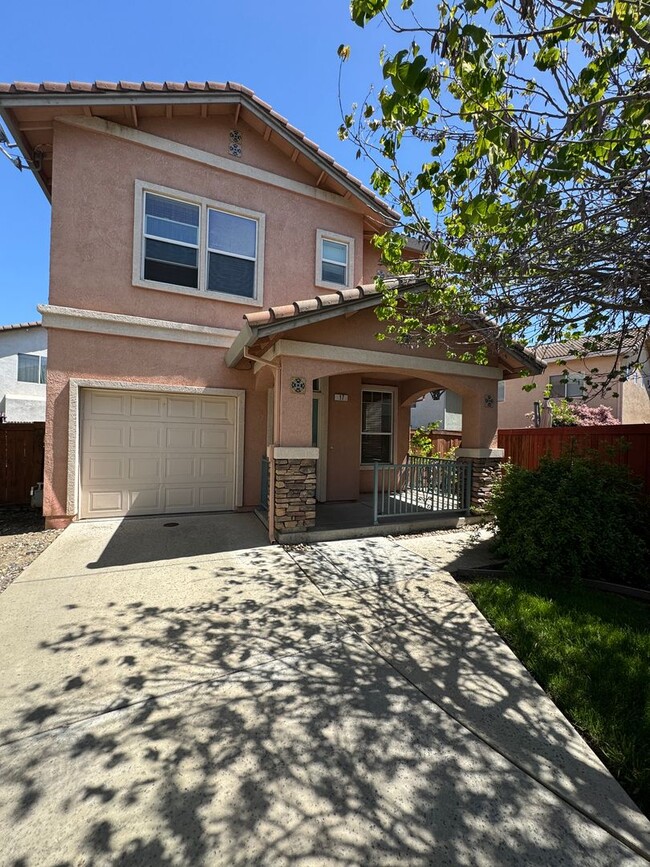 Building Photo - THREE BEDROOM TWO AND A HALF BATH POOL USE SEE VIDEO