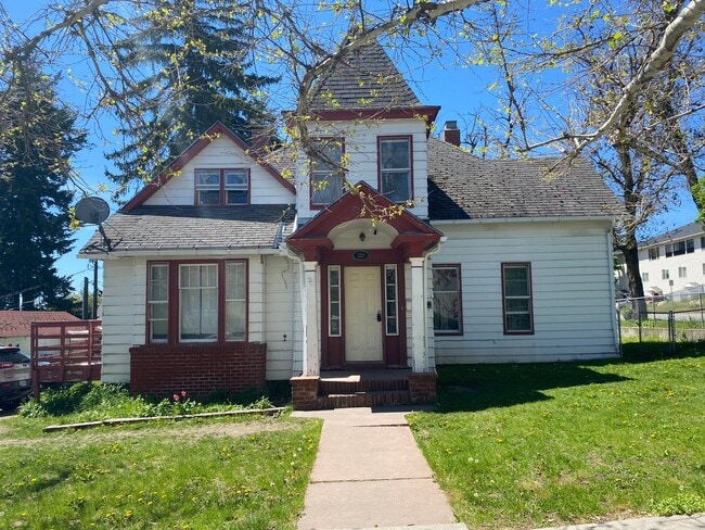 Building Photo - Cheney-Perfect setup for group living—6 bedrooms, 2 kitchens, and plenty of space near campus. Of...