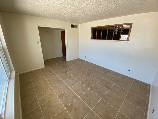 Photo - Northeast El Paso 3bed/2bath w/LOTS of liv...