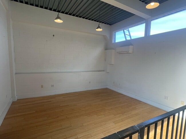 Photo - 333 2nd St SE