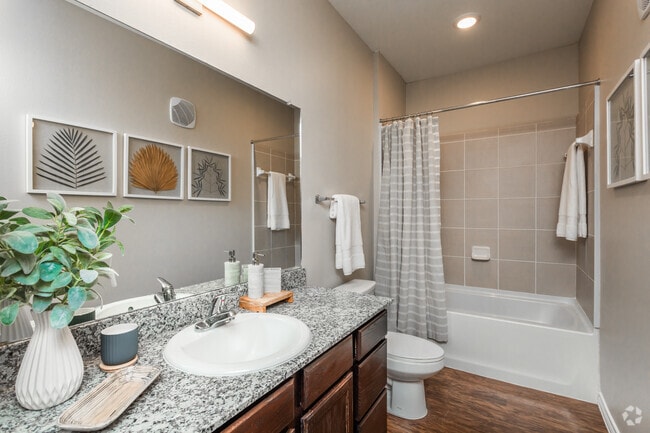 2BR, 2BA - 1039SF Bathroom