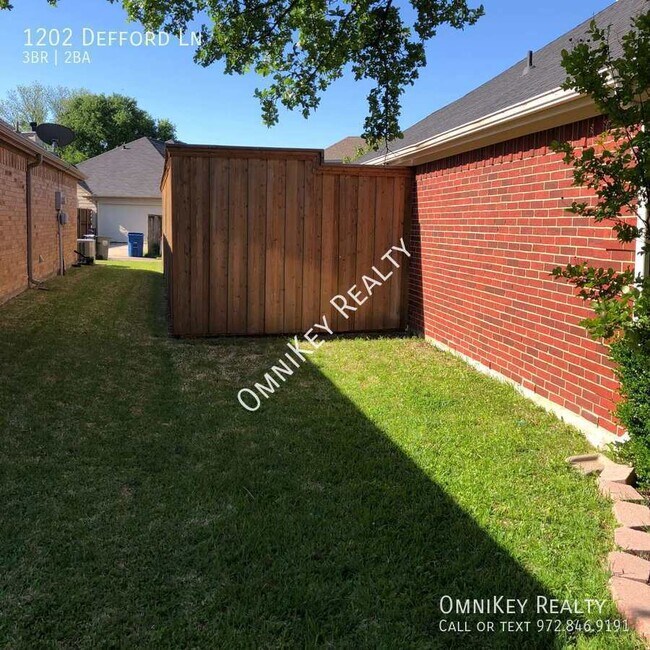 Photo - 1202 Defford Ln