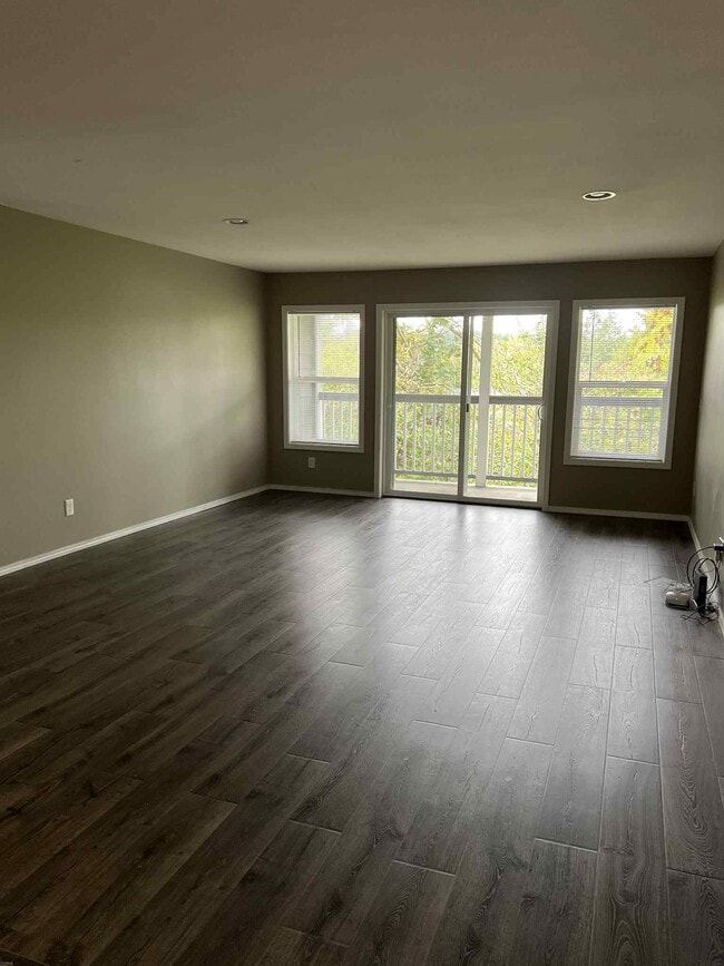 Building Photo - 1645 NE Grandview Blvd Unit B