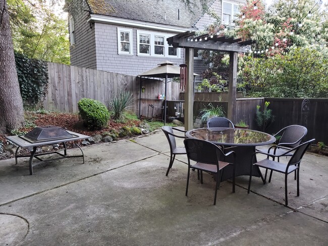 Patio trasero compartido. - 1867 SW 14th Ave Unidad 4