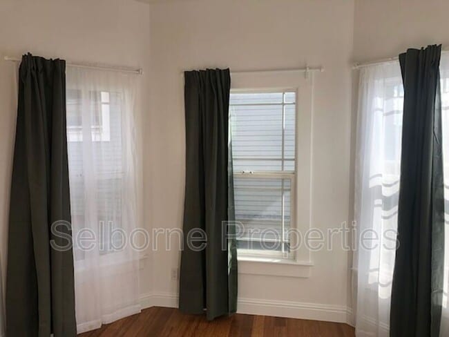 Photo - 939 International Blvd