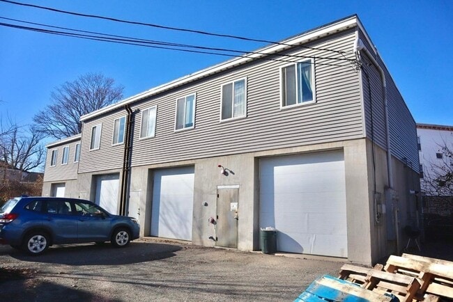 Building Photo - 36 Arch St Unit 2