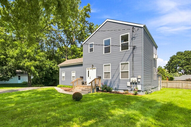 Building Photo - 326 Railroad St Unit 2