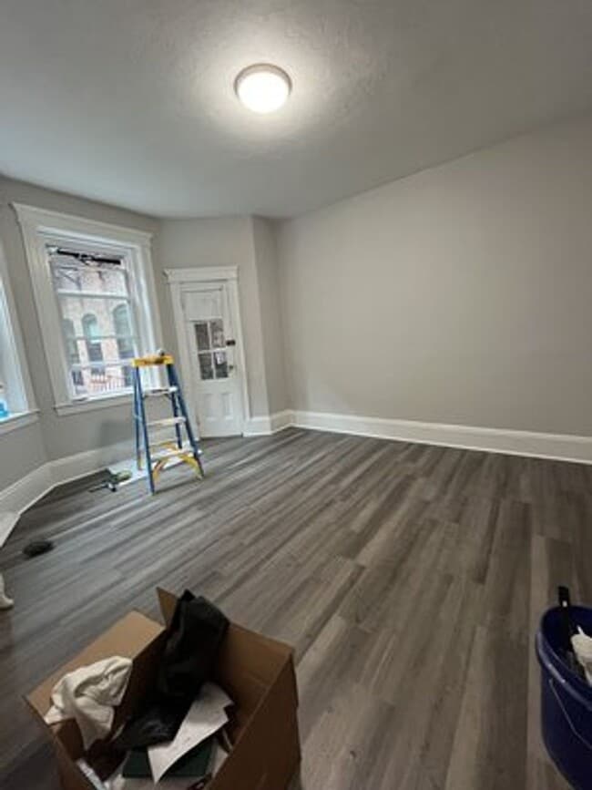 Building Photo - Renovated Allston Studio | Updated Kitchen, Dishwasher & Green Line Access