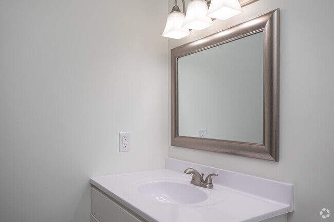2BR, 1BA - 836SF - Bathroom