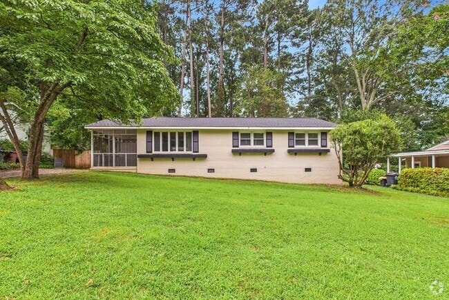 Building Photo - NW Brick Home in the Desirable Guilford Hi...