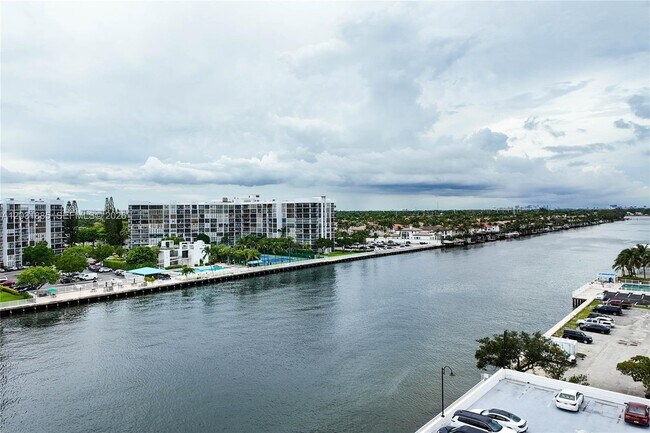 Building Photo - 3000 S Ocean Dr Unit 712