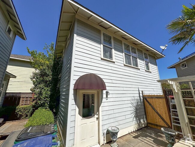 Building Photo - Sharp and Clean Chico Studio Apartment!