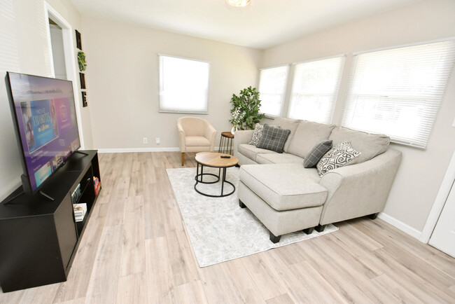Building Photo - 517 Napoleon St Rental
