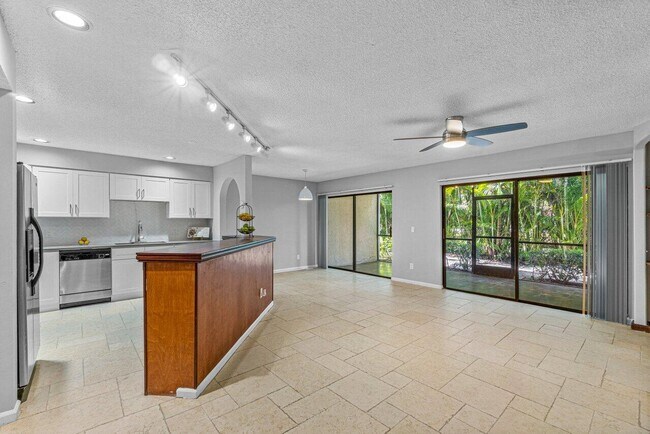 Photo - 5540 Coach House Cir Unit B