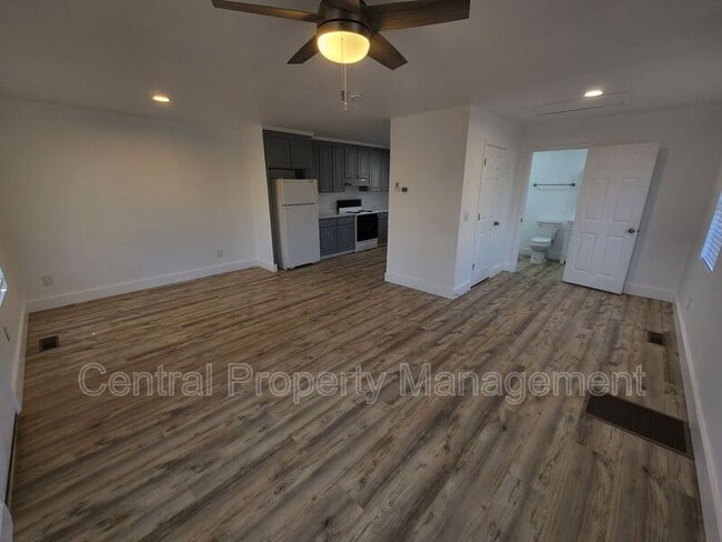 Photo - 200 Cox St