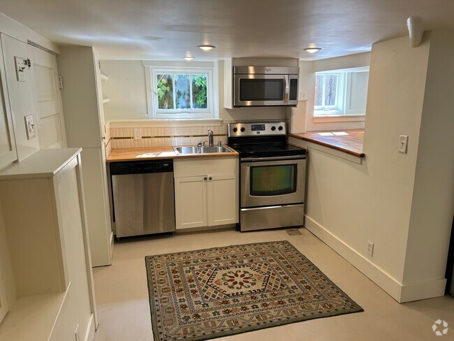 Building Photo - Cozy 2 BR, 1 BA Garden Apartment w/ shared...