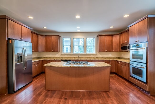 Photo - Gorgeous And Upgraded 2 Bedroom 3.5 Bathroom End Unit Townhome In Popular Shirlington Crest