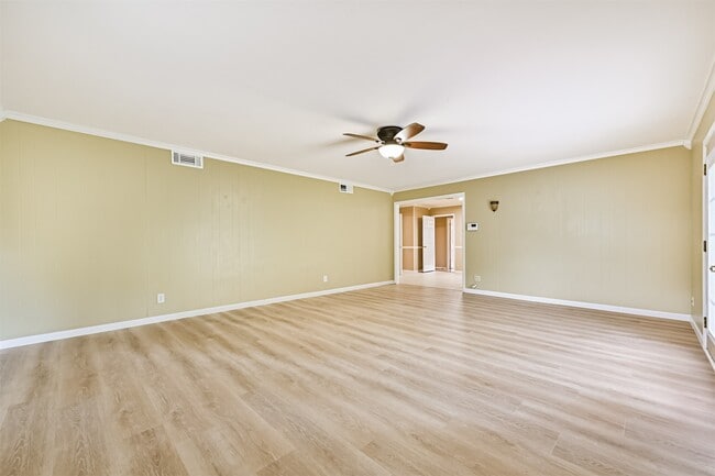 Building Photo - 807 Temple Dr Rental