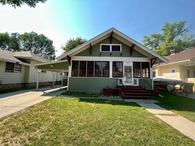 Building Photo - 3 bed 3 bath available!