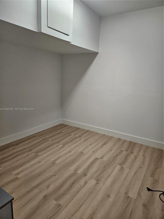 Building Photo - 157 NE 13th St Unit 0