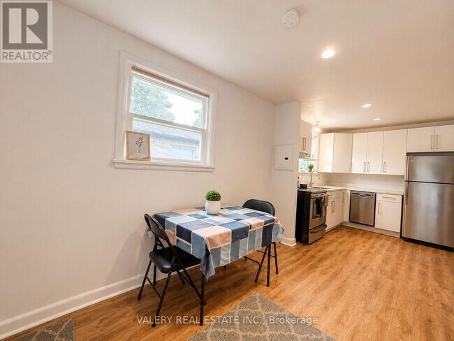Photo - 206 Barry Pl