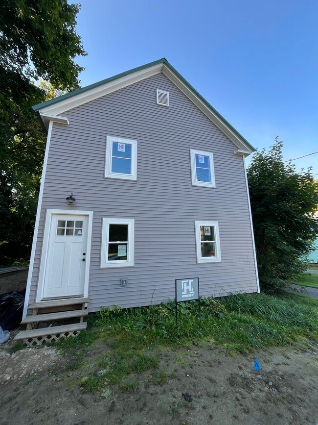 Beautifully Remodeled 4-Bedroom, 2-Bath Ho... - Beautifully Remodeled 4-Bedroom, 2-Bath Ho... House
